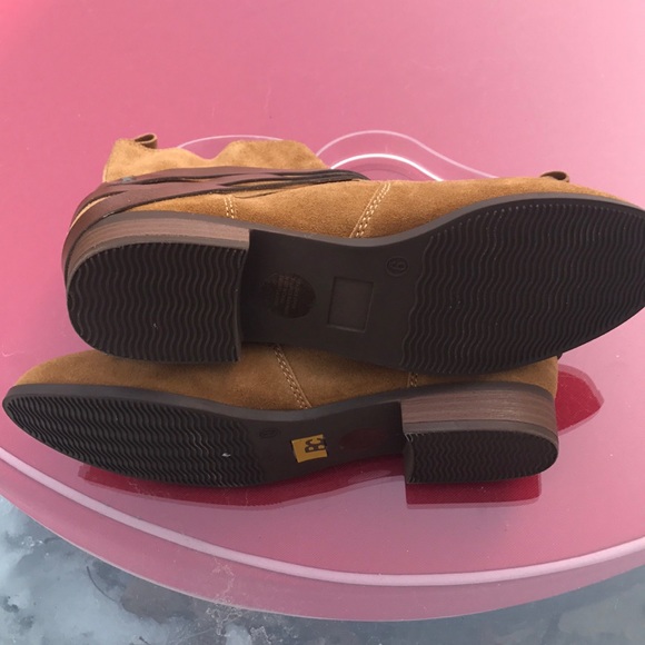 BC tan suede boots with leather straps - Picture 6 of 8